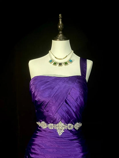 Robe de bal longue sirène vintage asymétrique en satin raisin, années 90, ornée de perles, référence N1376