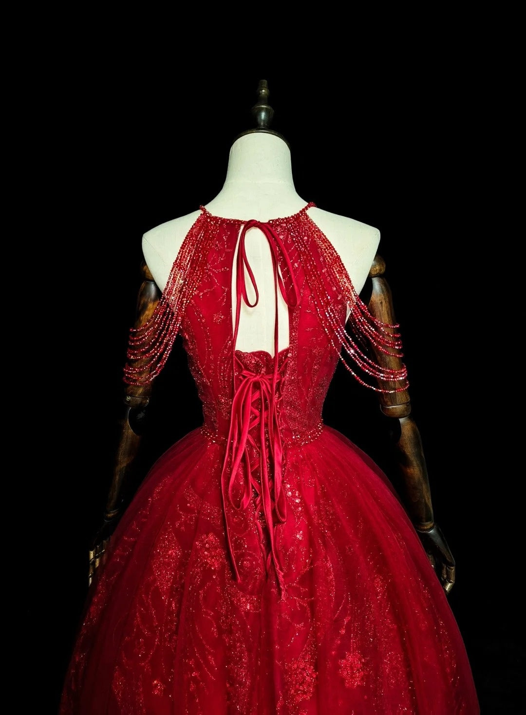 Elegantes, langes, rotes Tüll-Ballkleid mit Neckholder – ein formelles Outfit für College, Abschlussball und Schulabschluss für Teenager (N1372)