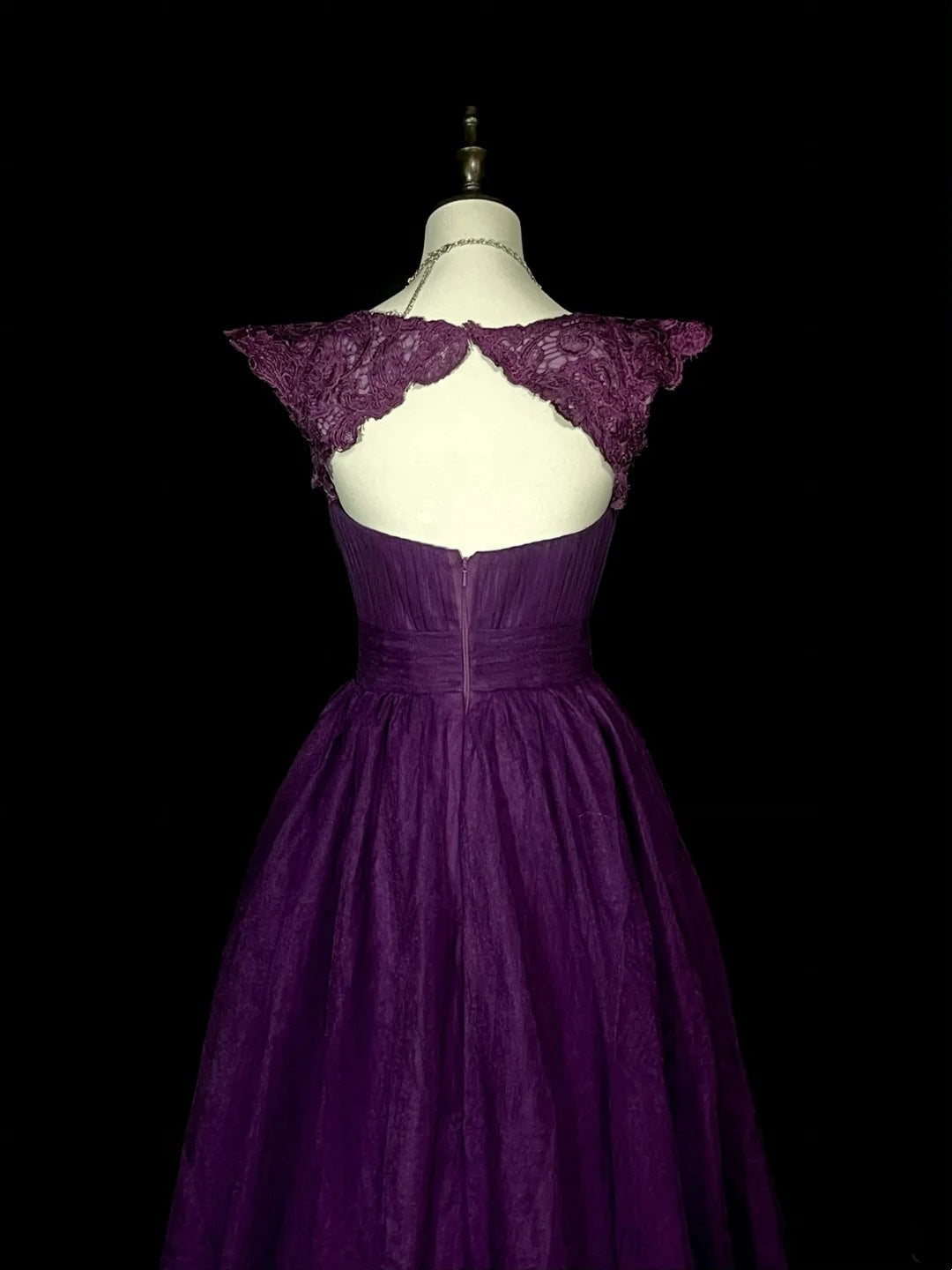 Robe de bal de fin d'année sobre, coupe trapèze, décolleté cœur, en mousseline de soie couleur raisin, sans manches, modèle N1377