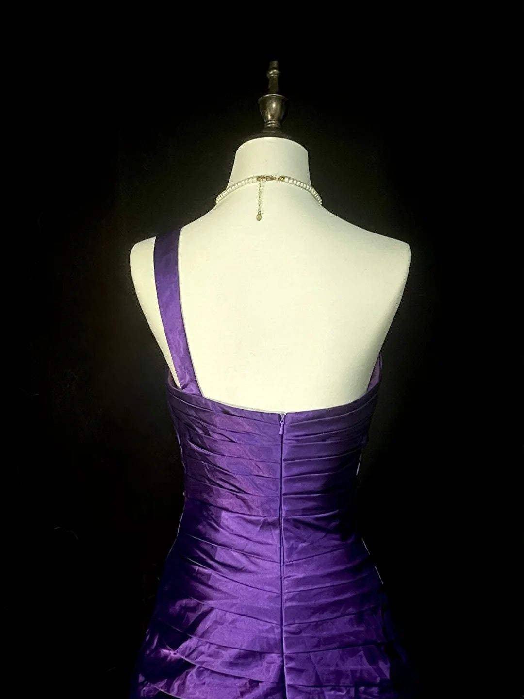 Robe de bal longue sirène vintage asymétrique en satin raisin, années 90, ornée de perles, référence N1376