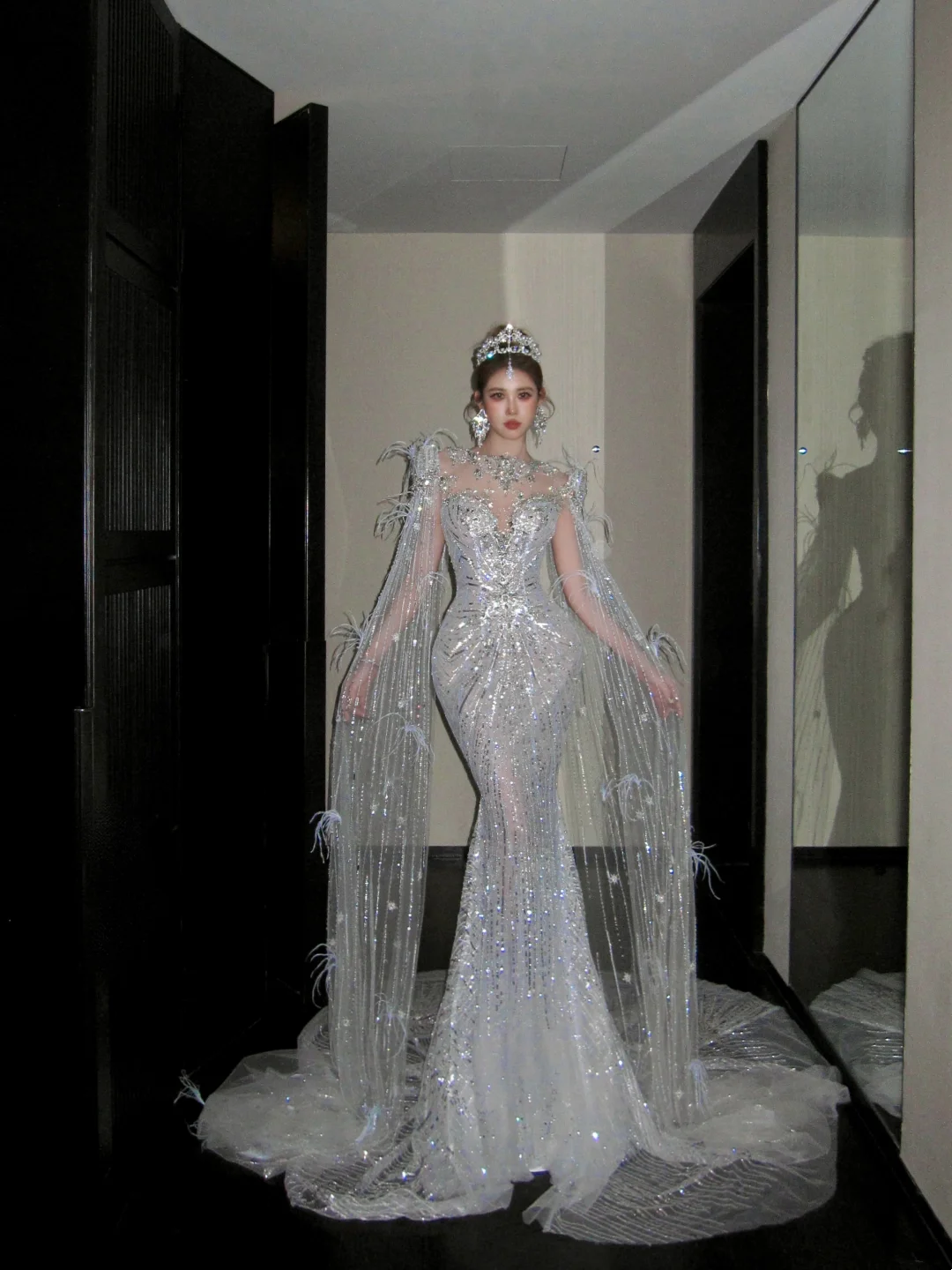 Robe de mariée sirène scintillante à manches longues et sequins, avec cape et plumes, robe de conte de fées N052