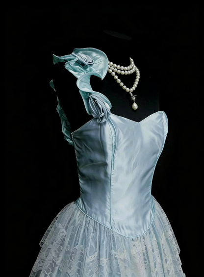 Einzigartiges Ballkleid mit One-Shoulder-Schnitt, hellblauer Tüll, inspiriert von den Homecoming-Kleidern der 2000er Jahre, Modell N1441