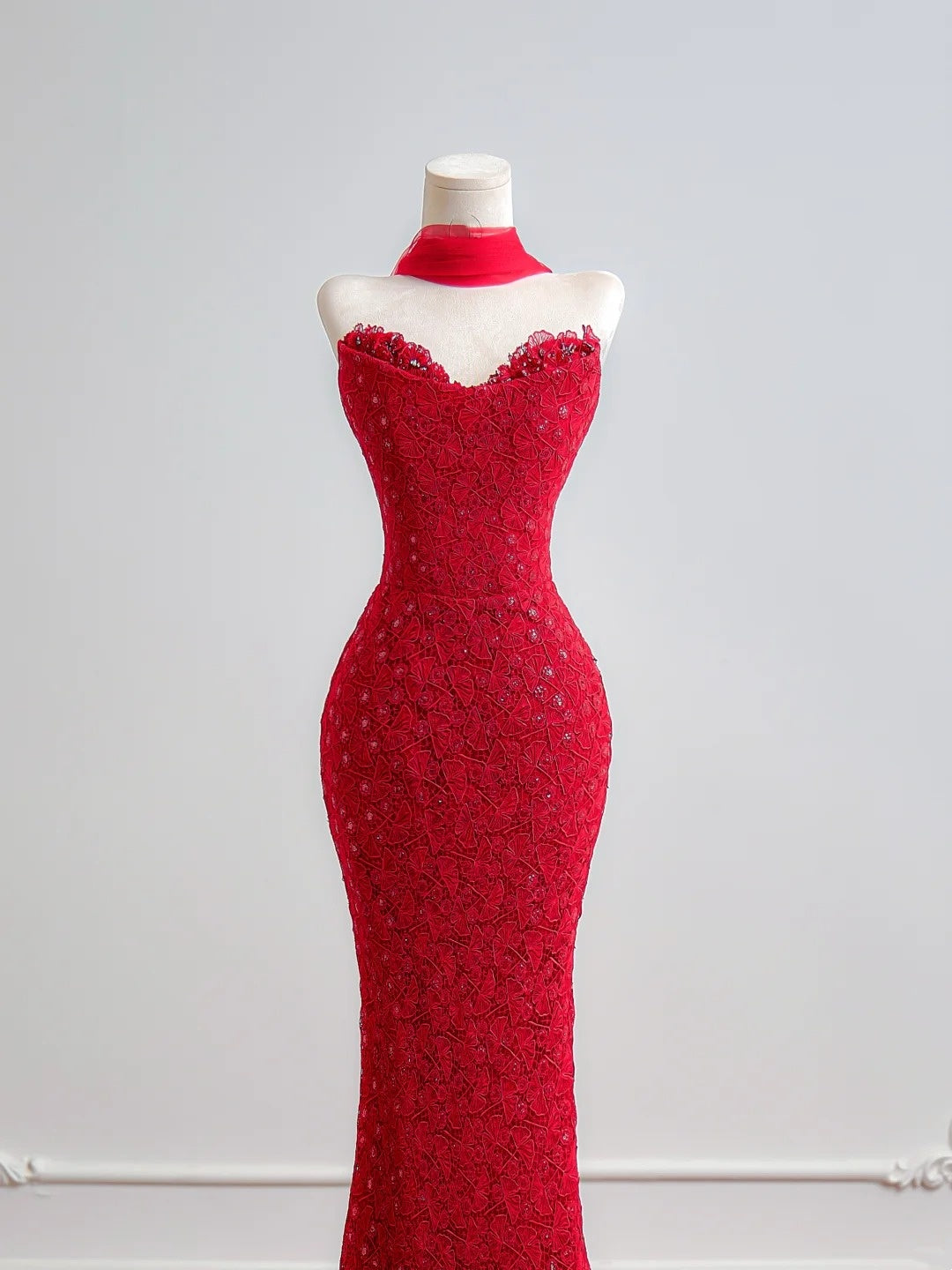 Robe de bal longue sirène romantique en dentelle rouge avec foulard, idéale pour un 18e anniversaire (N395)