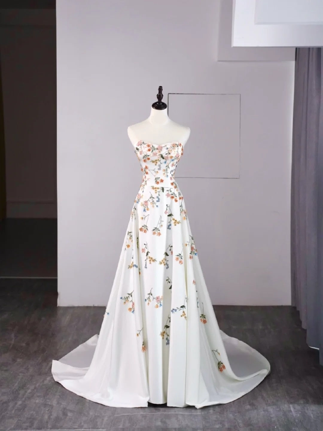 Elegantes, weißes College-Kleid in A-Linie mit herzförmigem Ausschnitt, Blumenmuster und langen Ärmeln – ideal für Teenager, zum Abschlussball oder als Ballkleid (N1172)