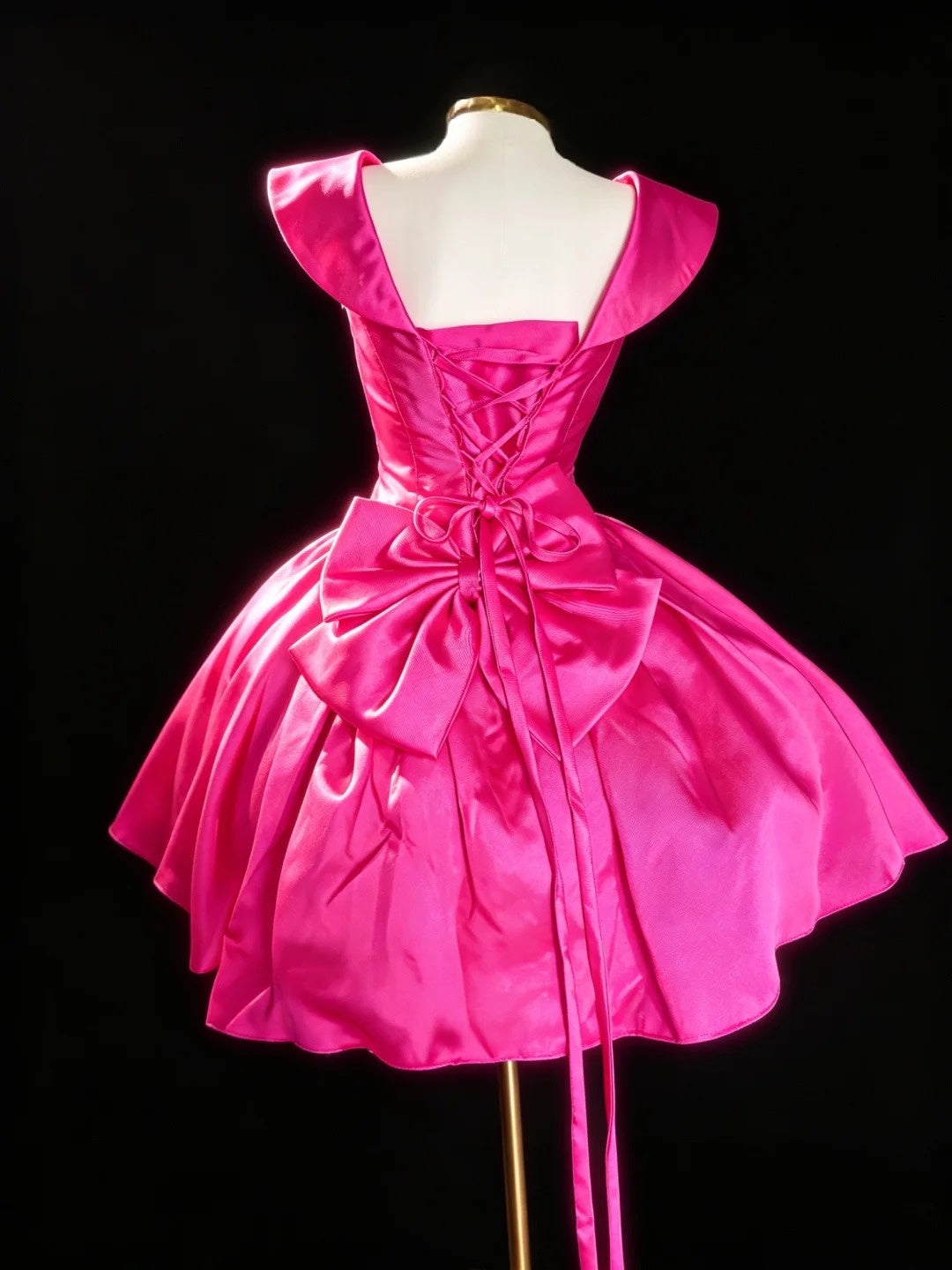 Robe courte de soirée/cocktail/retour aux études en satin rose vif, coupe trapèze et décolleté en V N4213