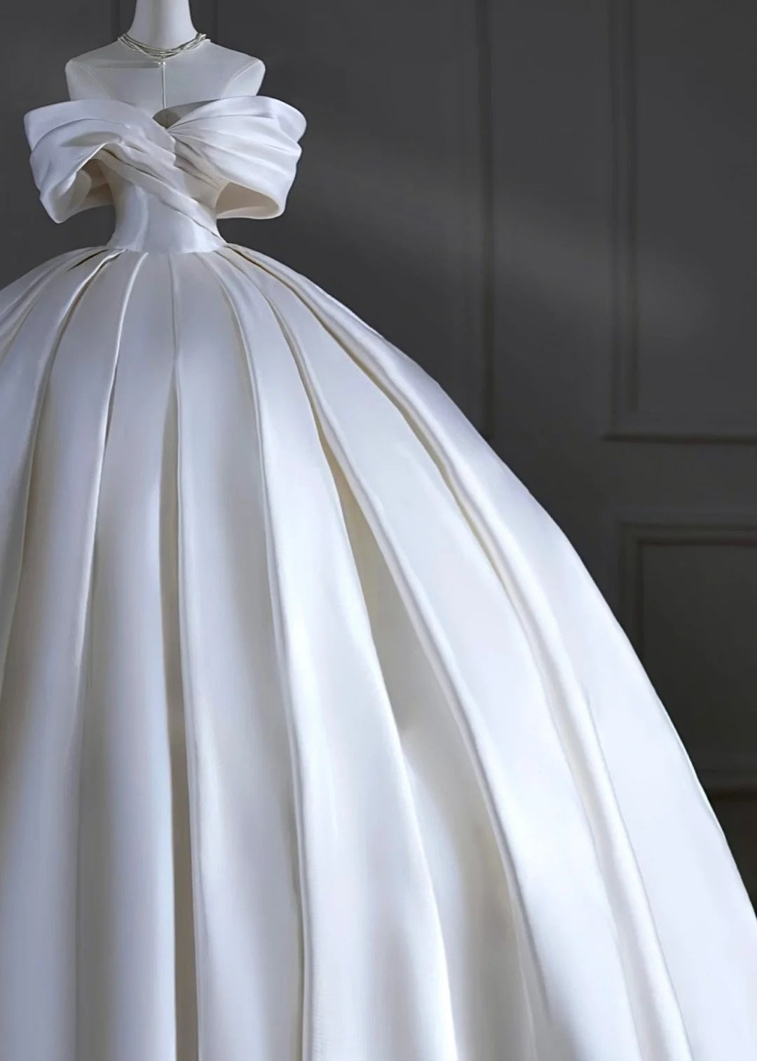 Zeitloses Brautkleid, Ballkleid, schulterfrei, Satin, plissiert, kurze Schleppe, figurbetontes langes Brautkleid AB2524