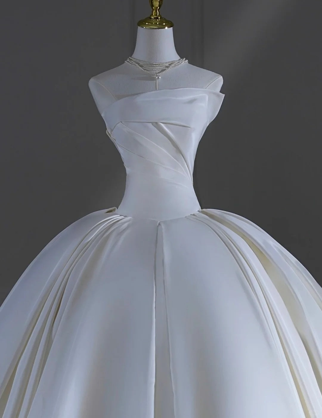 Zeitloses Brautkleid, Ballkleid, trägerlos, Satin, plissiert, mit Hofschleppe, figurbetont, langes Brautkleid AB2528