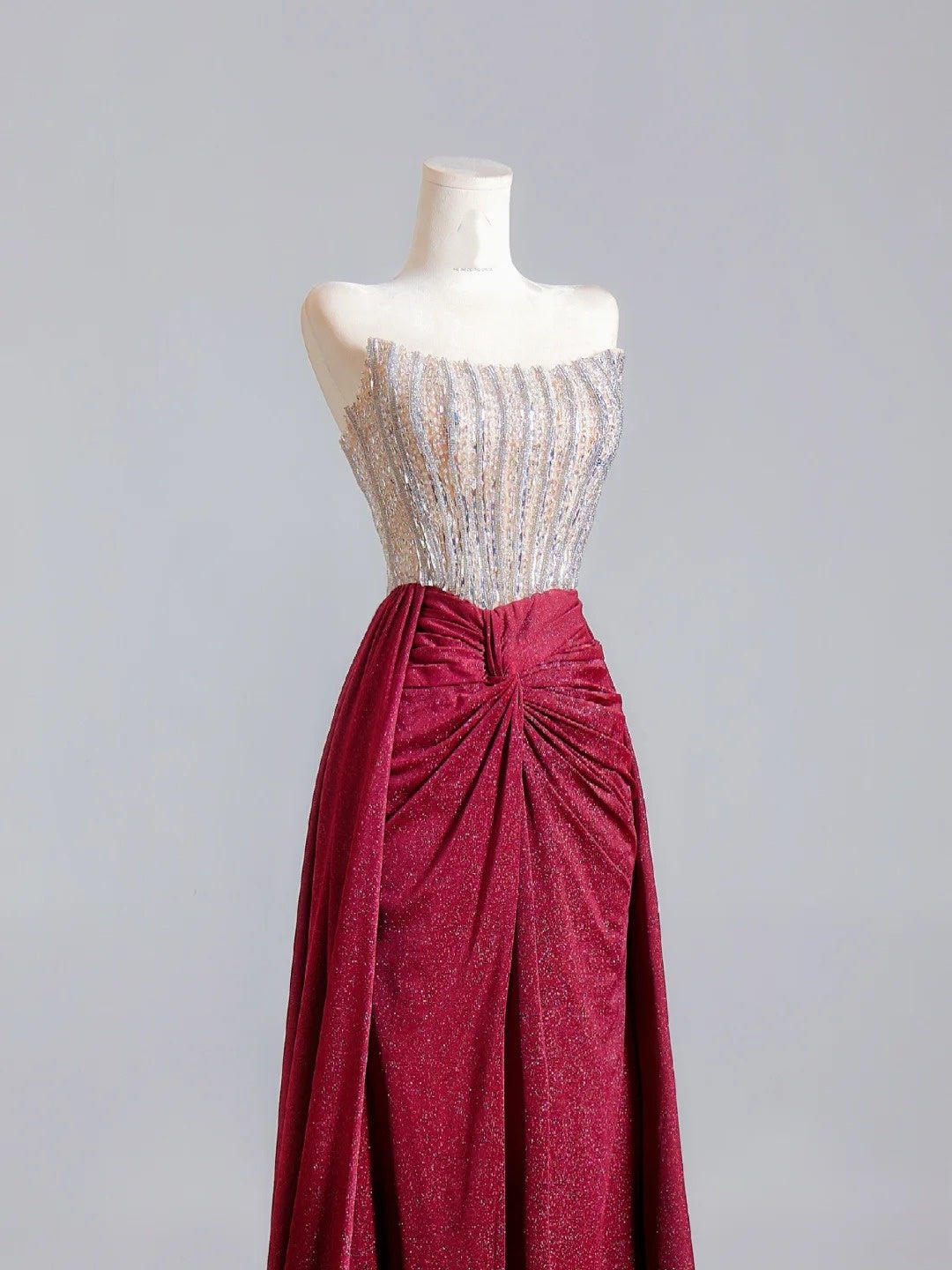 Funkelndes, trägerloses, burgunderrotes Pailletten-Abendkleid – das perfekte Outfit für den 18. Geburtstag (Partykleid N343)