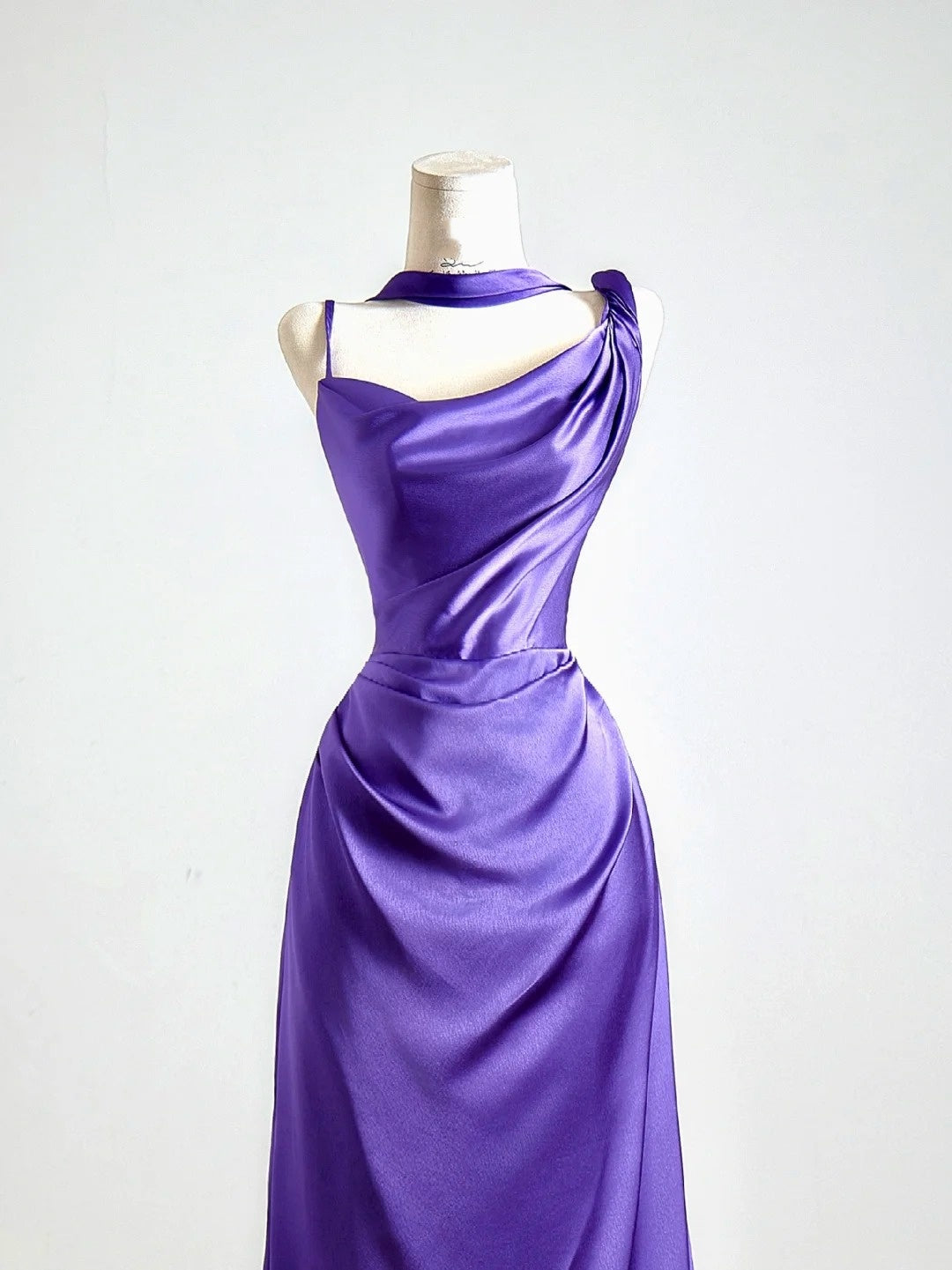 Robe de bal longue de soirée en satin raisin, coupe sirène simple, col asymétrique, avec foulard intégré, référence N346