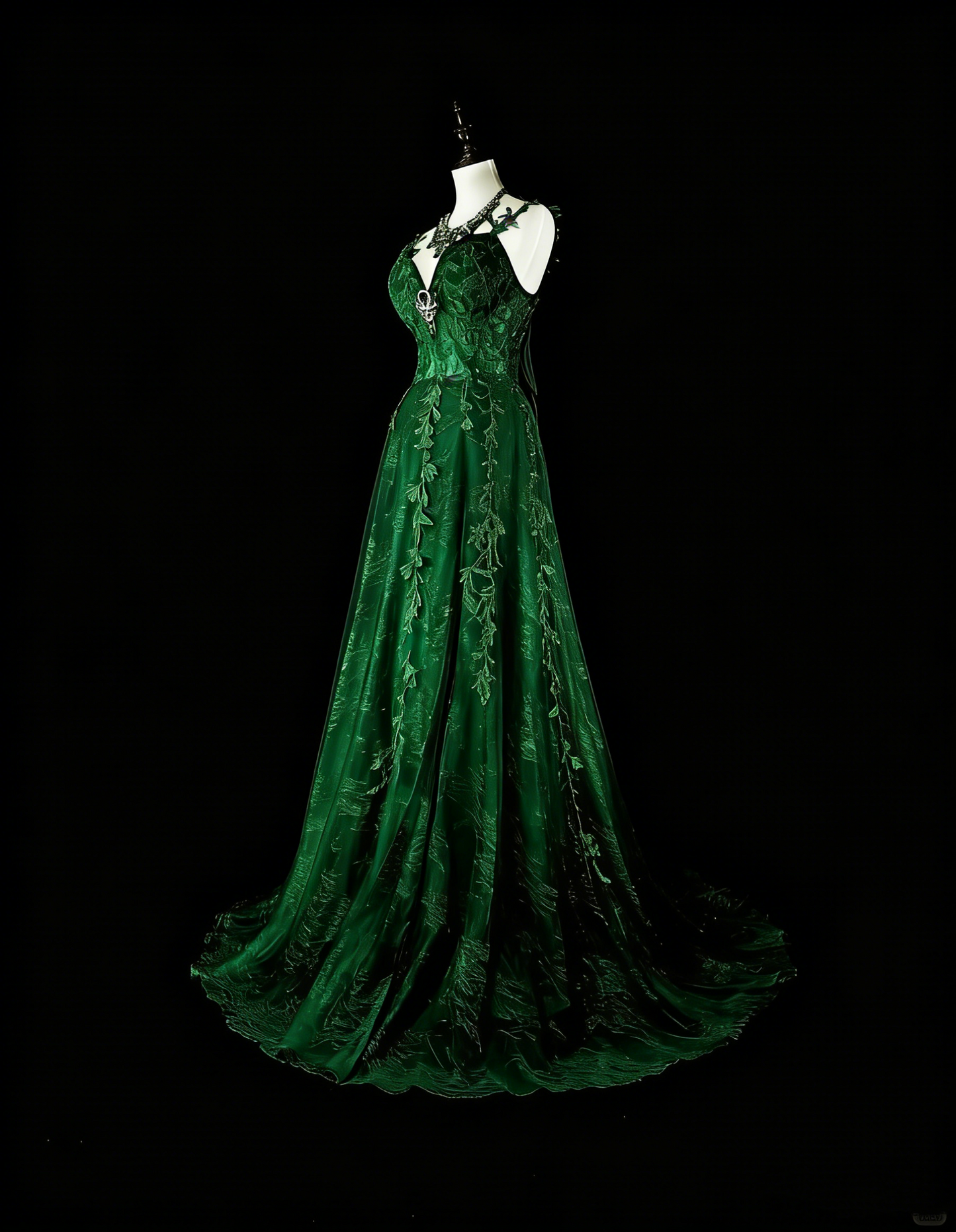 Robe de bal longue N1847, coupe trapèze, bretelles spaghetti, tulle vert foncé orné d'appliqués