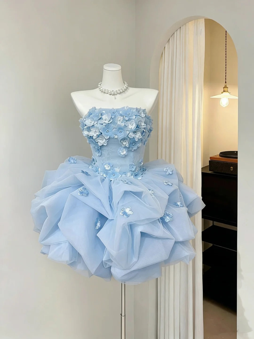 Bescheidenes Ballkleid Trägerlos Blau mit Blumen Kurz Mini Senior Inspo 16. Geburtstag Outfits Homecoming Kleider RB3976