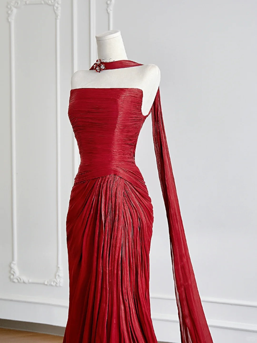 Zeitloses, trägerloses, rotes Chiffon-Abendkleid im Meerjungfrauenstil mit Schalschlitz und Schal – Inspiration für Partykleider N307