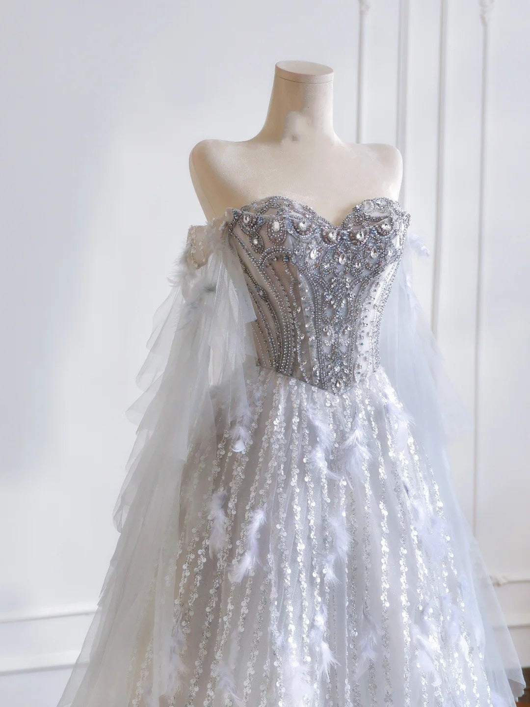 Zeitloses Ballkleid mit Herzausschnitt, silbernen Pailletten, Perlen und Federn – Inspiration für lange Abendkleider und Partykleider N306
