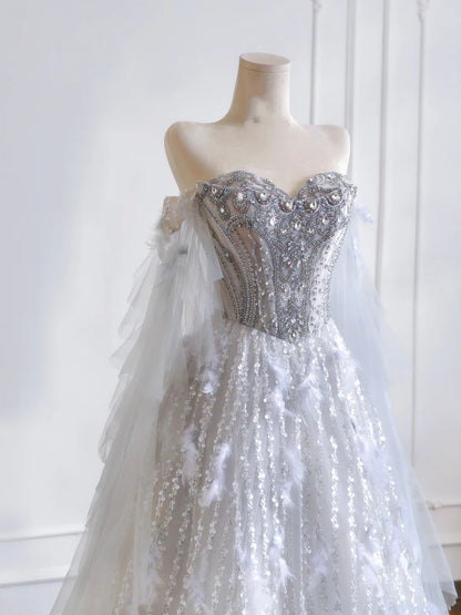Zeitloses Ballkleid mit Herzausschnitt, silbernen Pailletten, Perlen und Federn – Inspiration für lange Abendkleider und Partykleider N306