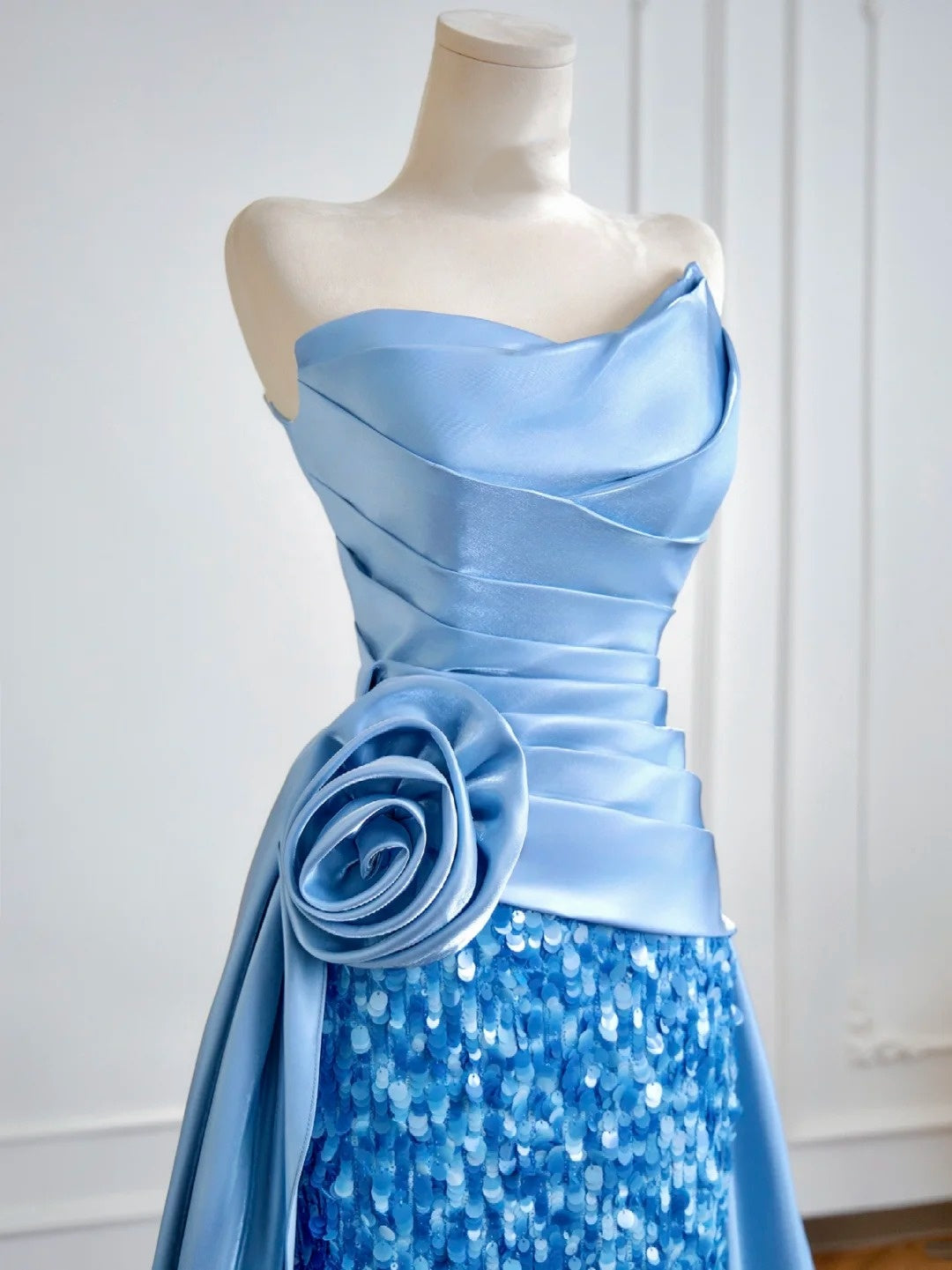 Luxuriöses, trägerloses Meerjungfrauen-Abendkleid aus blauem Satin mit Pailletten, langes formelles Abendkleid für Geburtstagsfeiern N381