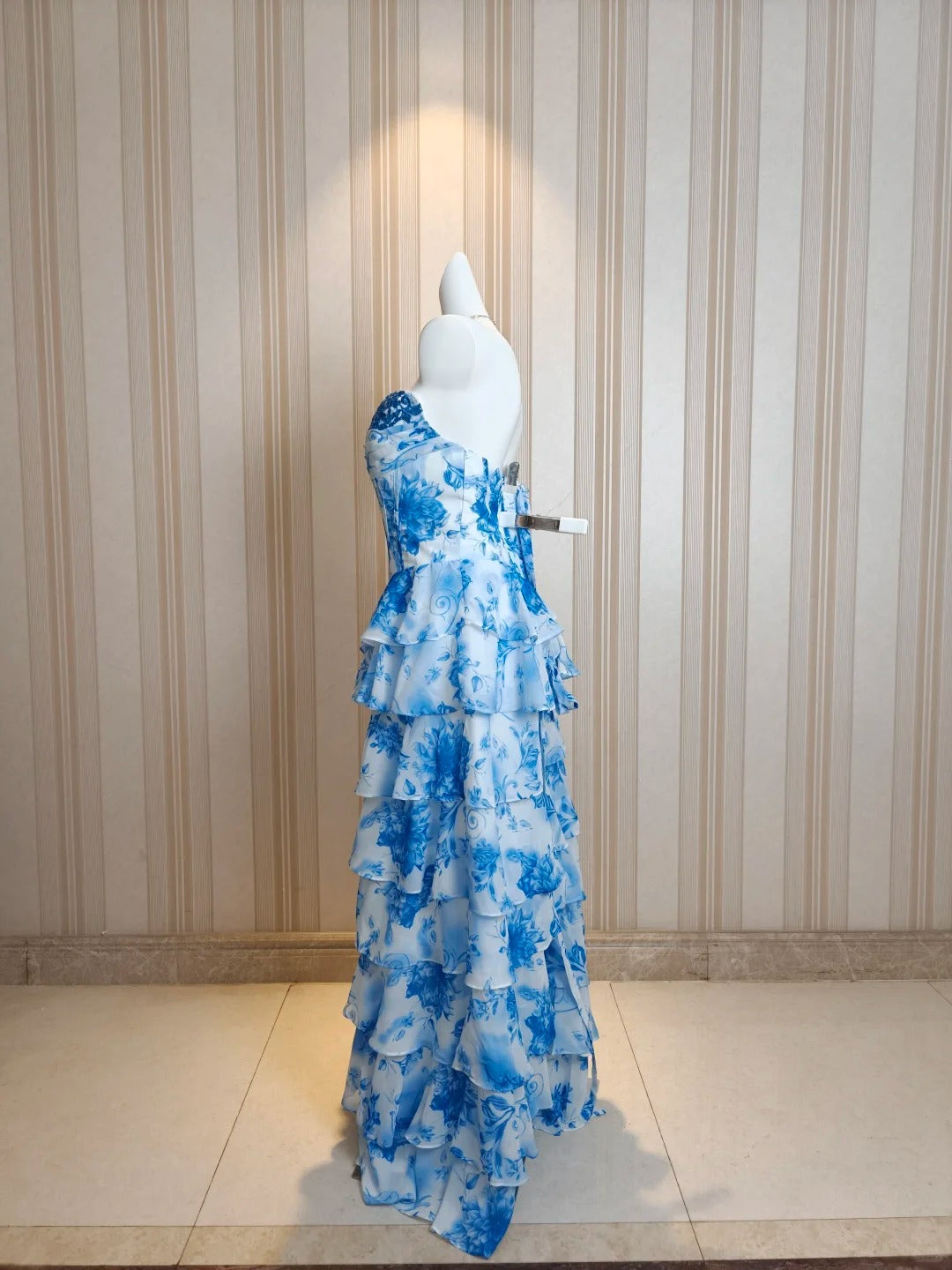 Bescheidenes A-Linien-Sweetheart-Kleid aus blauem Chiffon mit Blumenmuster, Rüschen und Stufenlagen, Abendkleid, Ausgehkleid, Ballkleid N4482