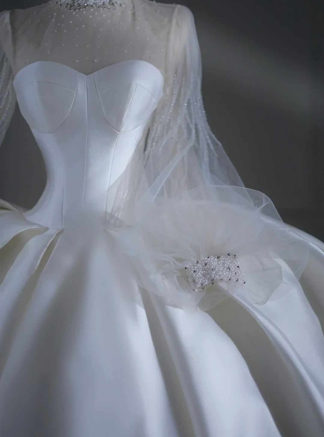 Zeitloses Brautkleid, Ballkleid, hochgeschlossen, Satin, Perlenbesatz, kurze Schleppe, figurbetontes langes Brautkleid AB2521