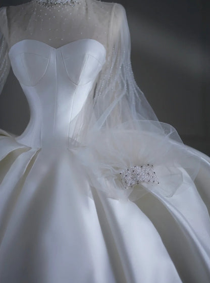 Zeitloses Brautkleid, Ballkleid, hochgeschlossen, Satin, Perlenbesatz, kurze Schleppe, figurbetontes langes Brautkleid AB2521