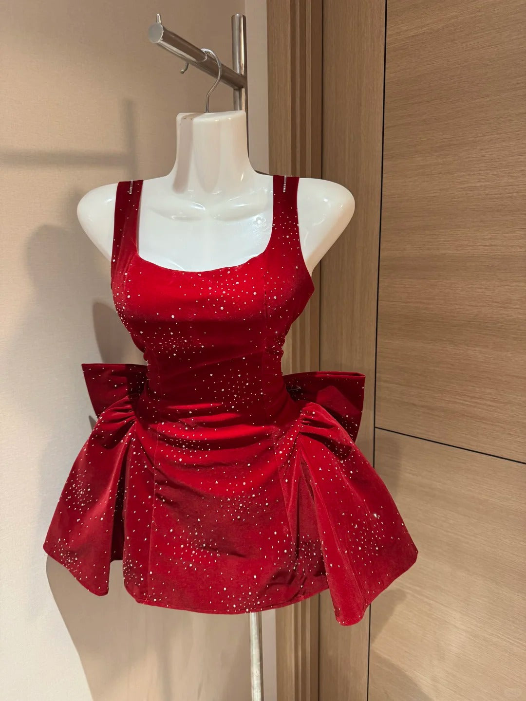 Süße Etui-Kleid Quadratischer Ausschnitt Roter Samt Kurz Night In Rio Inspo Hoco Kleid Ideen Homecoming Kleider RB4036