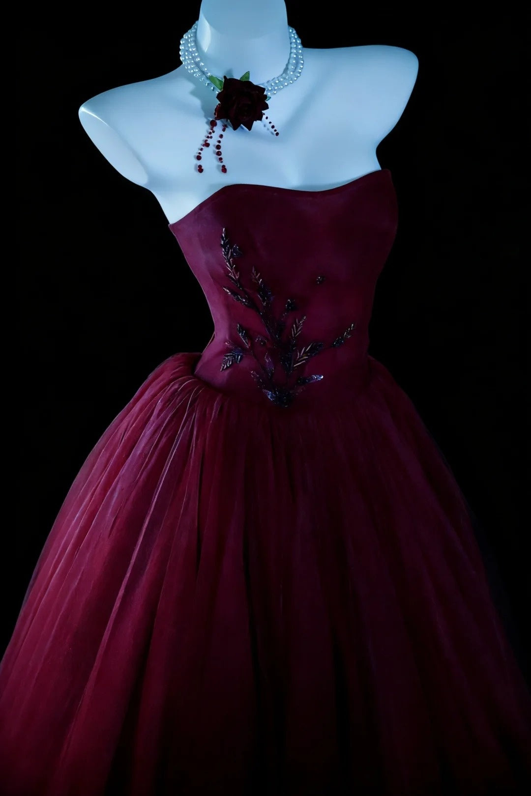 Robes de bal de promo modestes robe de bal en tulle bordeaux avec perles longue robe de Quinceañera N2962