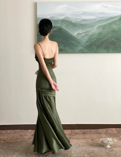 Robe de soirée longue sirène moulante en satin vert avec bretelles fines et plissée, N2820