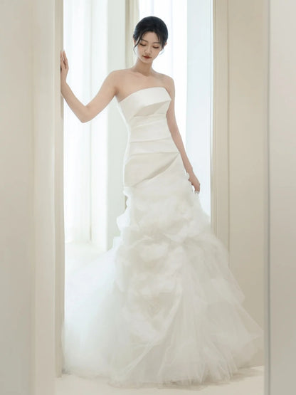 Schlichtes Brautkleid im Meerjungfrauenstil, trägerlos, weiß, ärmellos, plissiert, figurbetont, N229