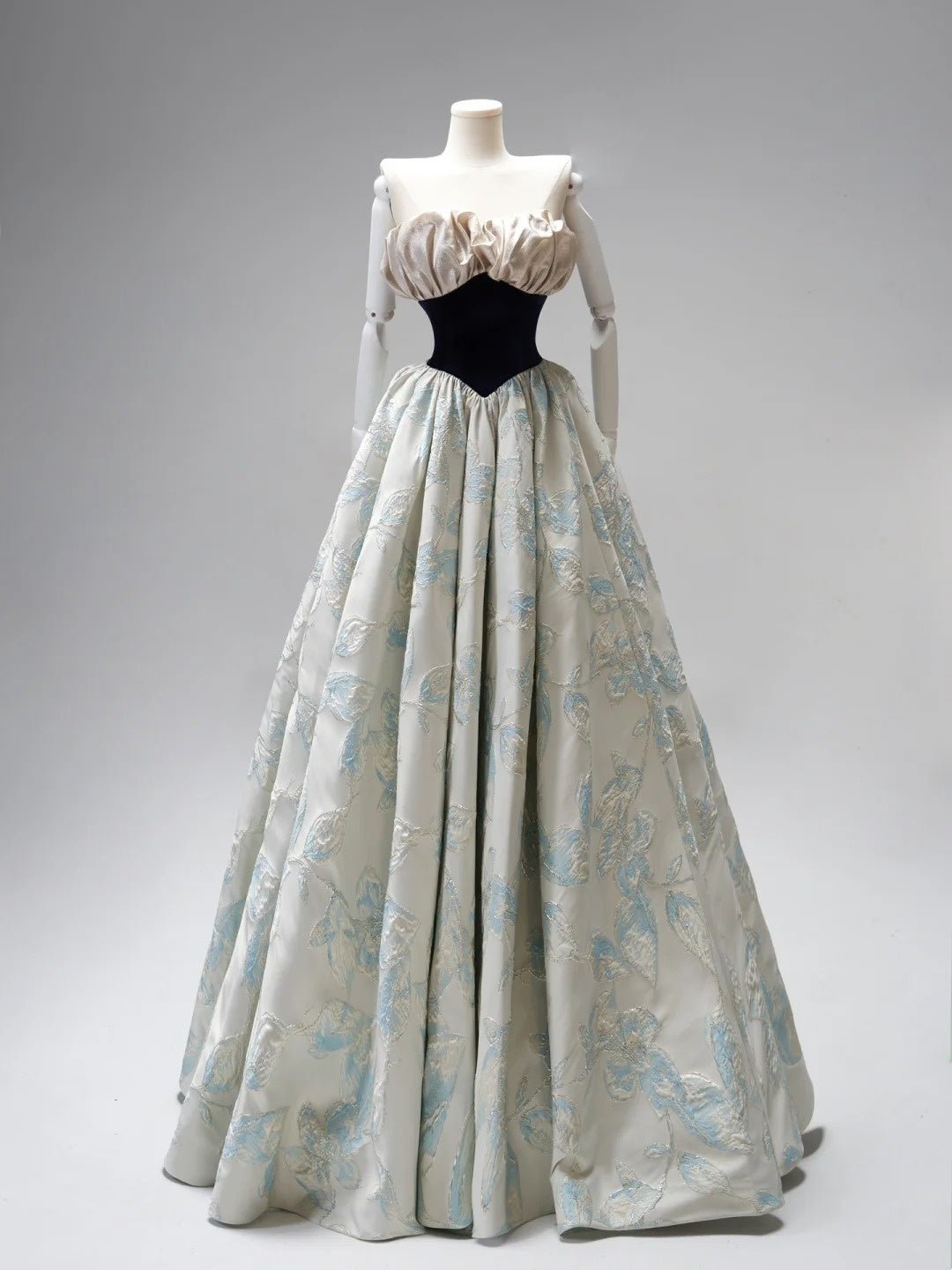Elegantes, trägerloses, blumengemustertes, langes Abendkleid aus blauem Satin, bodenlang, für formelle Anlässe, Modell N273