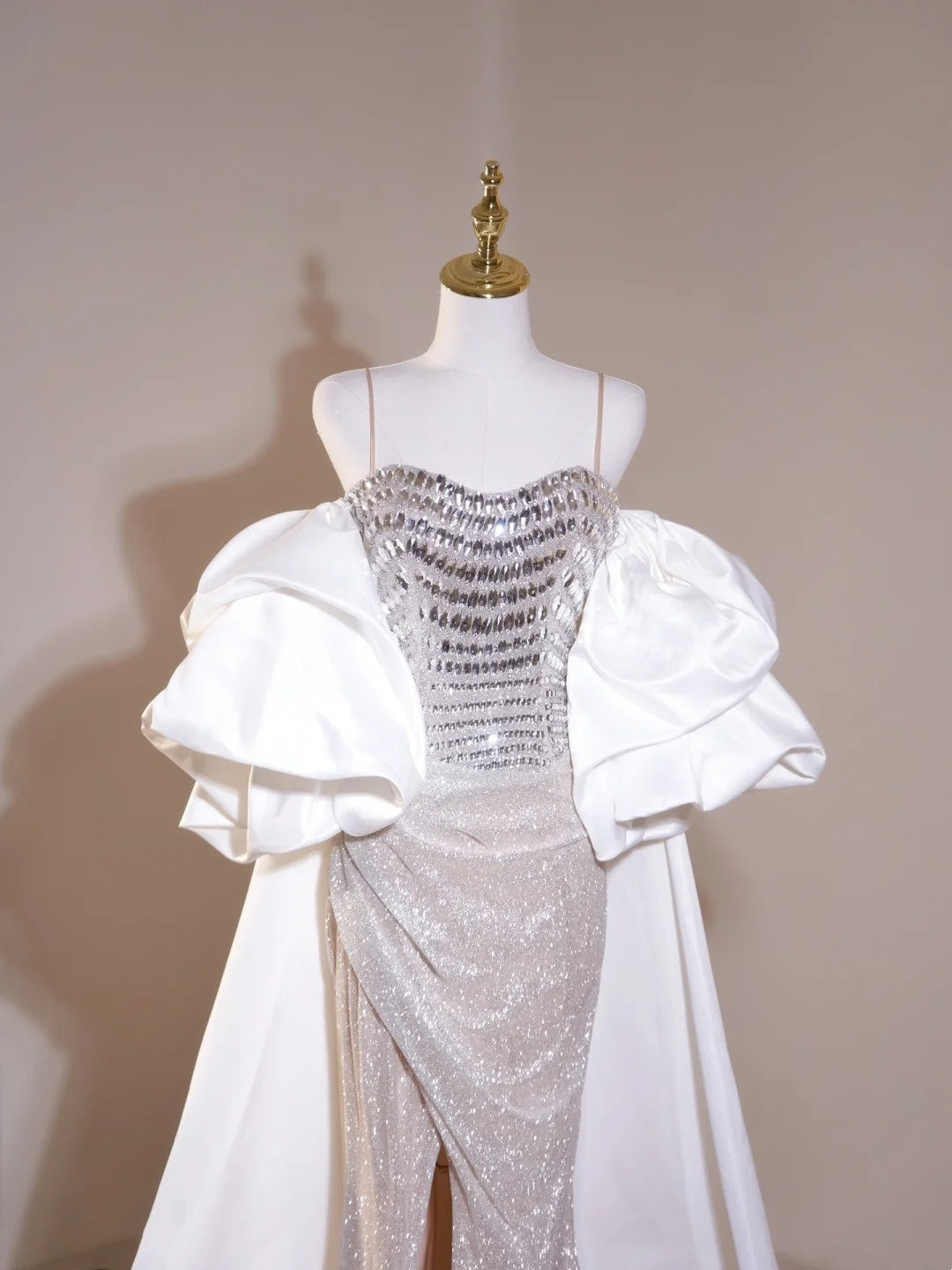 Sexy Meerjungfrauen-Abendkleid mit Spaghettiträgern, Champagner, Perlenstickerei, Schlitz und Wickeloptik – ein beeindruckendes Outfit für den 19. Geburtstag (Abendkleid N238).