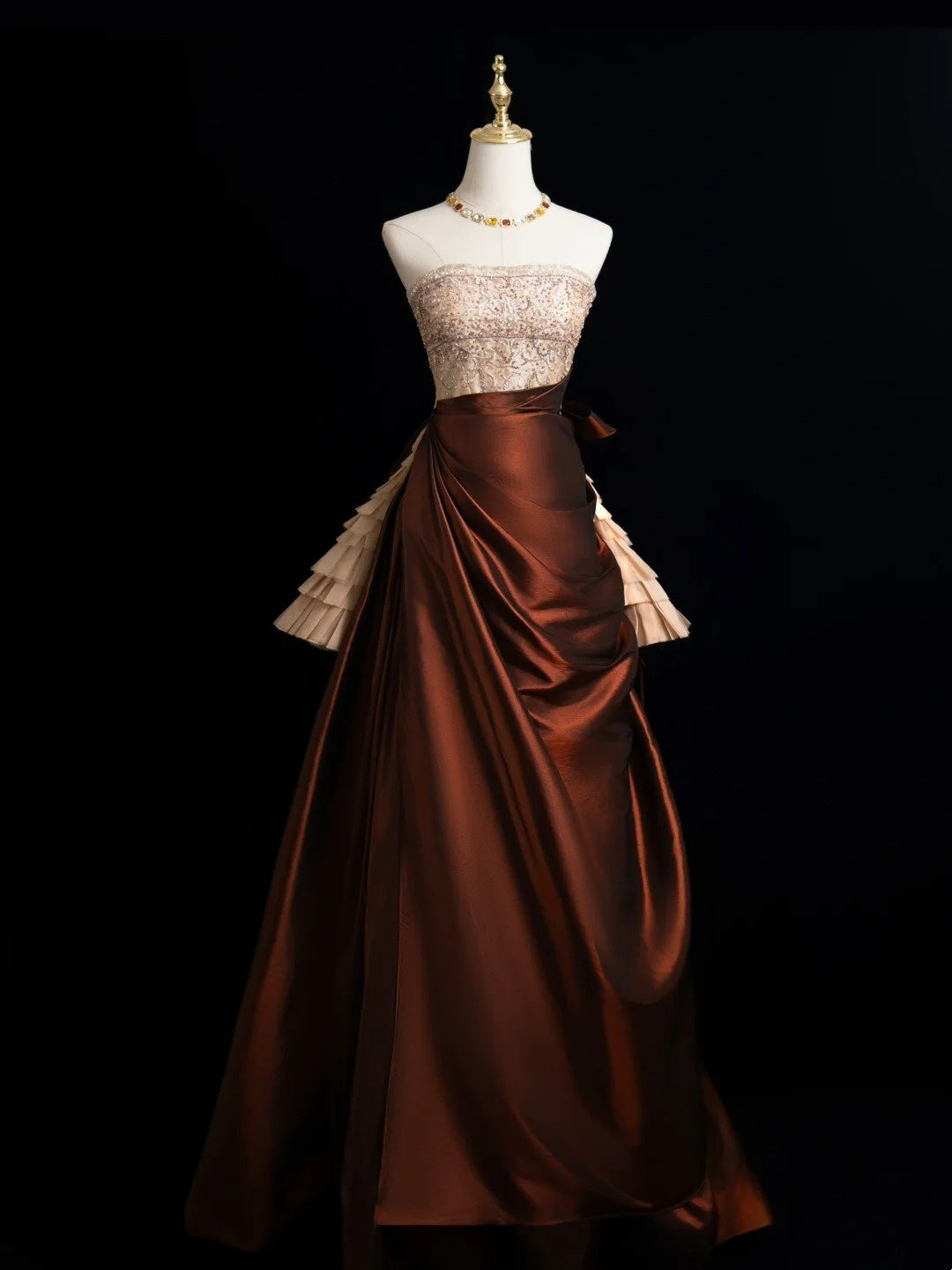 Elegantes, trägerloses Ballkleid mit champagnerfarbenem, perlenbesetztem Oberteil und braunem Rock – langes Abendkleid für formelle Anlässe (N272)