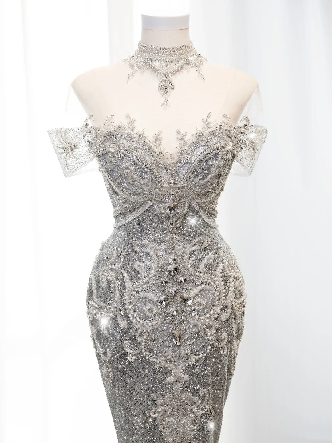 Robe de mariée sirène style conte de fées, épaules dénudées, sequins blancs et corsage perlé, coupe ajustée, référence N673