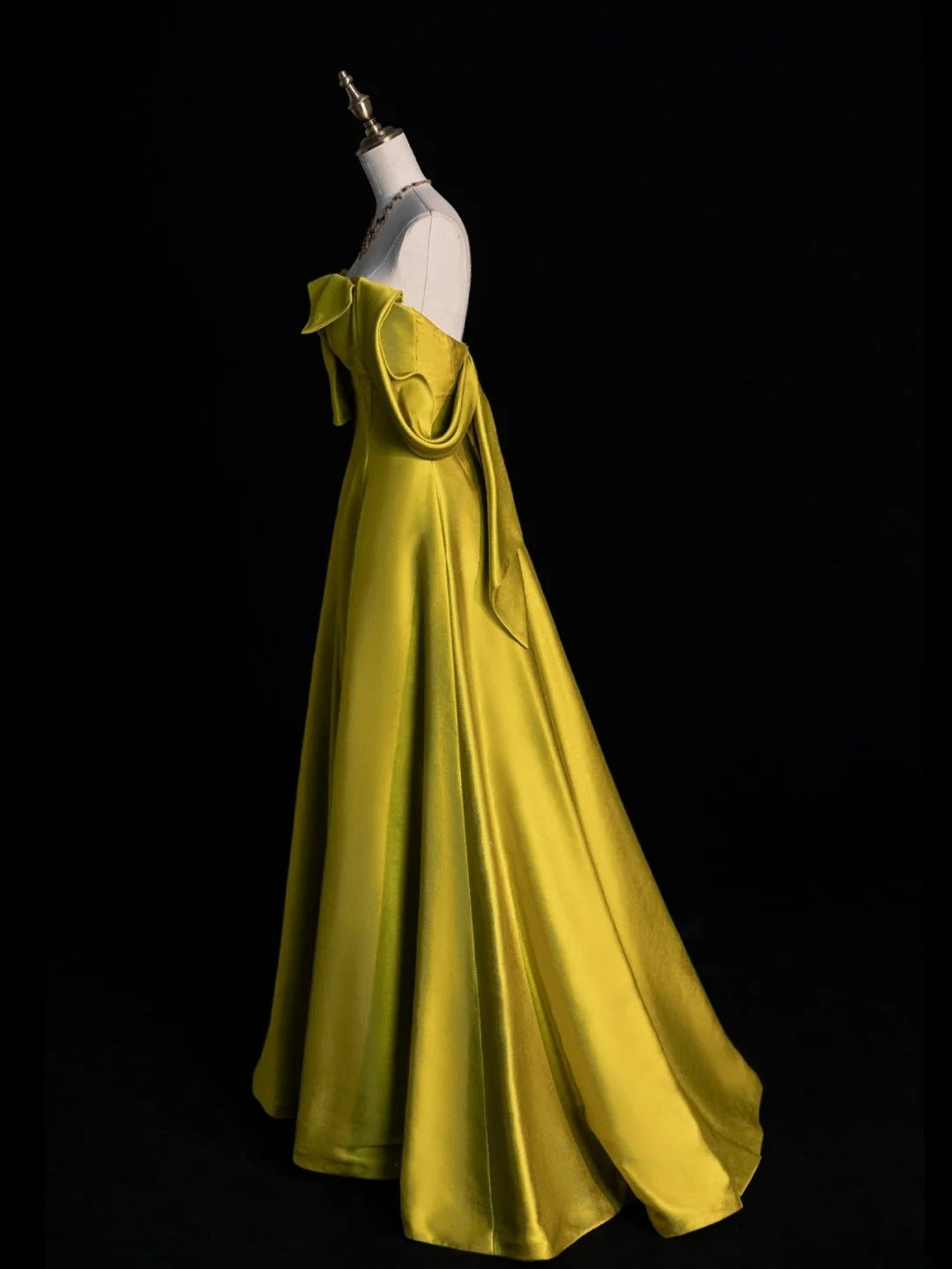 Robe de bal longue en satin vert, coupe trapèze, épaules dénudées, style sage, idéale pour les jeunes filles (N1168).