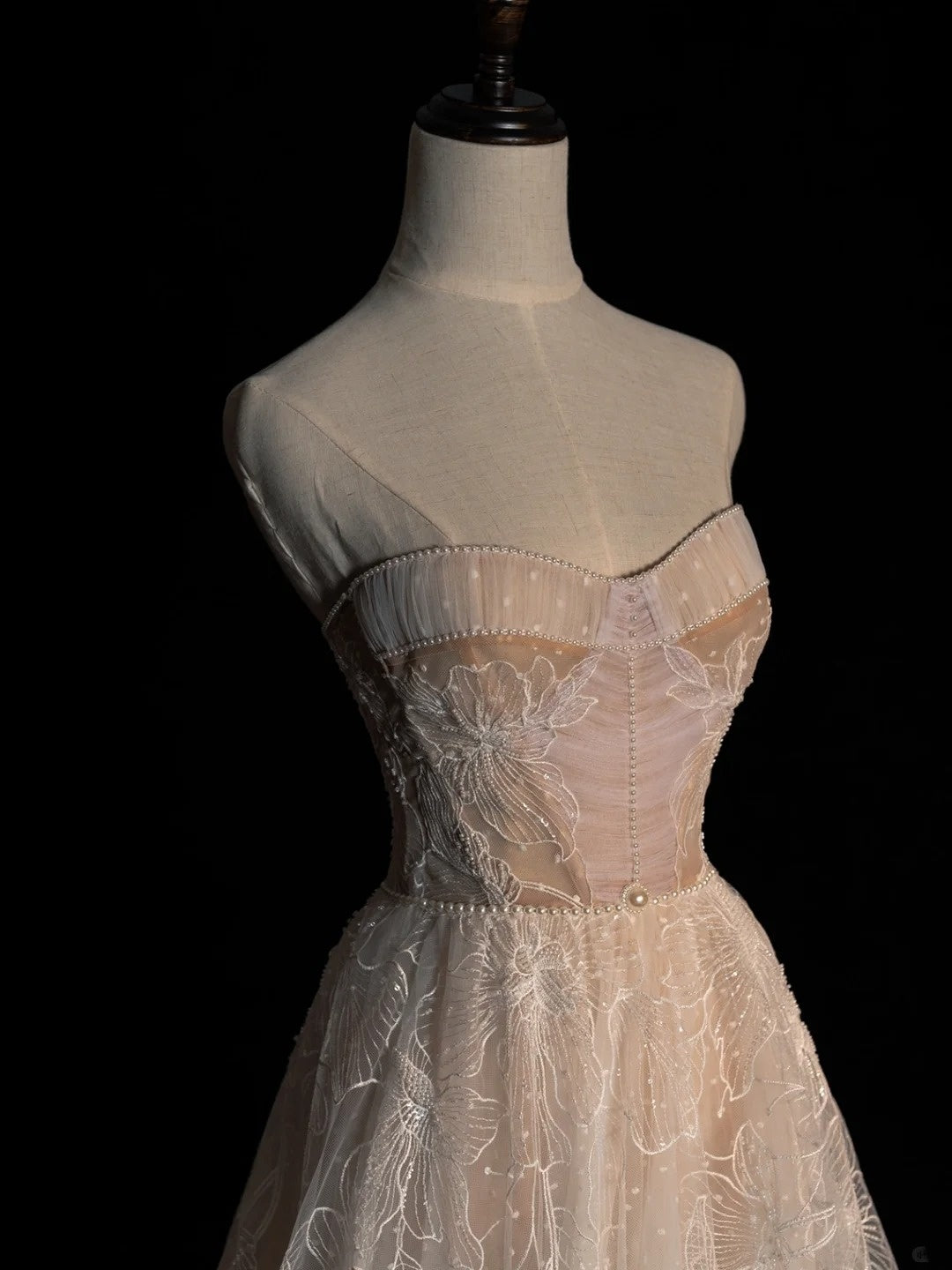 Robe de mariée longue en tulle et dentelle blanche, coupe trapèze, décolleté cœur, ornée d'appliqués, style féérique automnal, référence N677