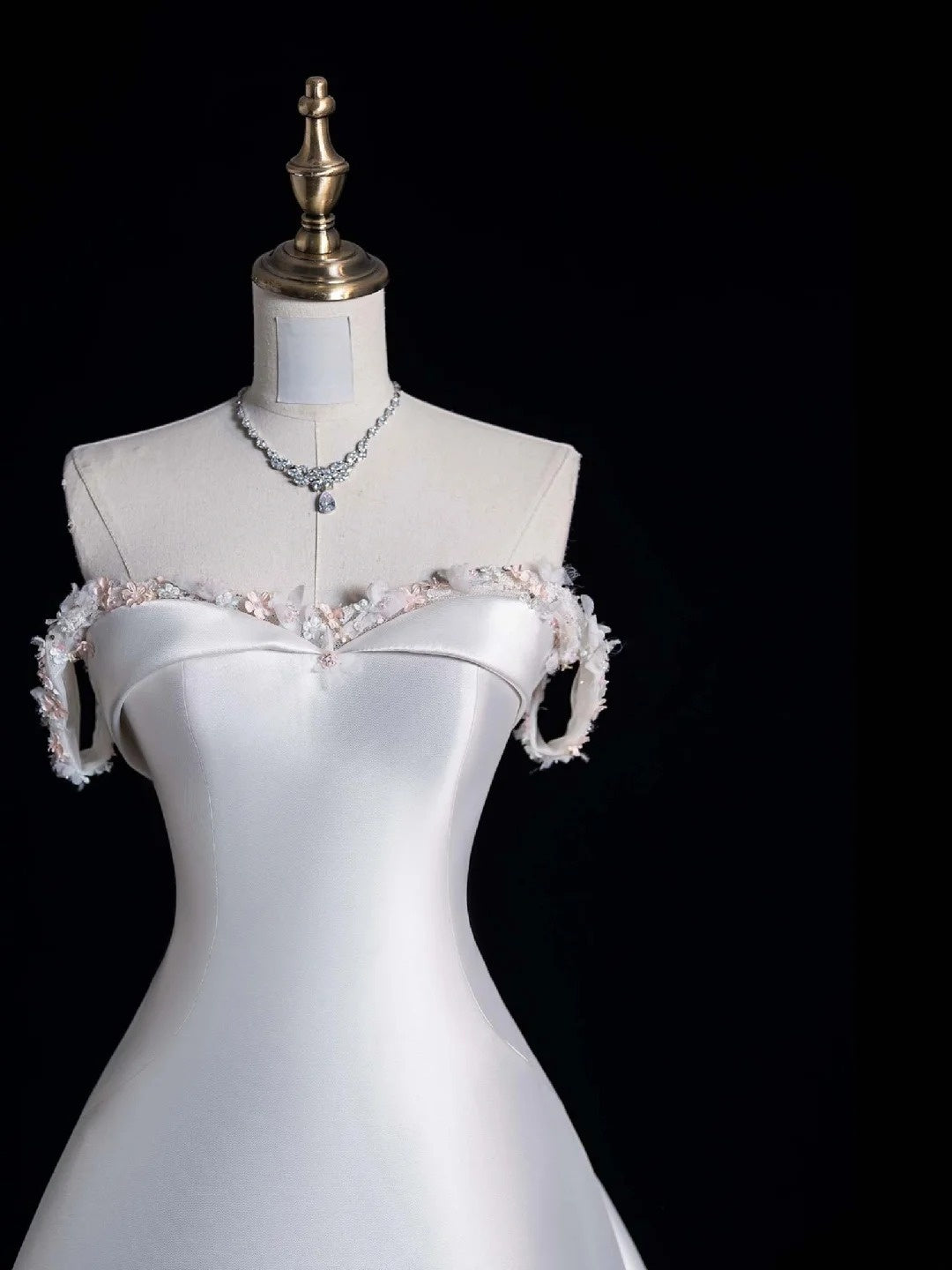 Robe de mariée féerique, style bal, bustier cœur en satin blanc pailleté avec corsage perlé et traîne, coupe ajustée, référence N649