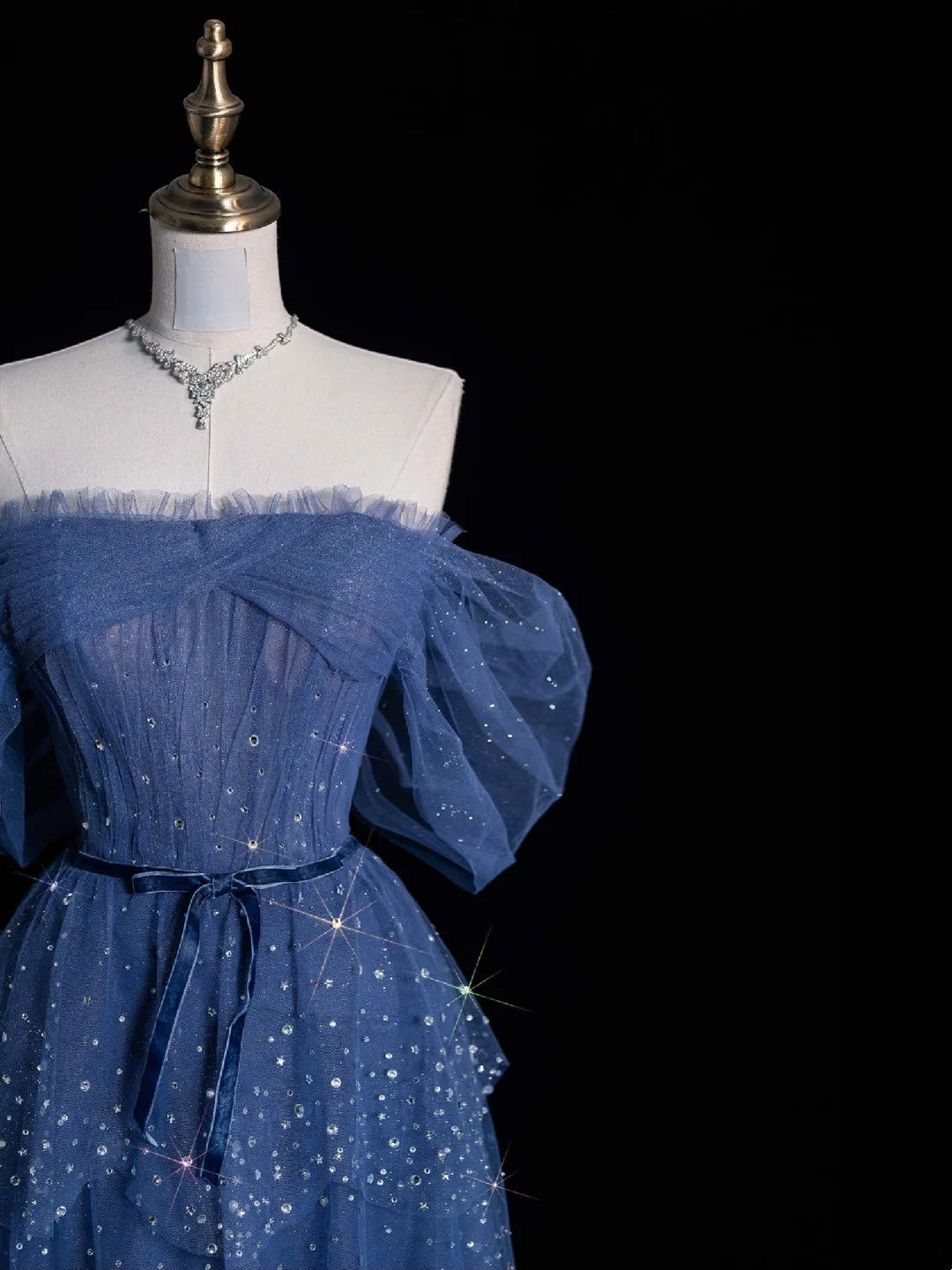 Robe de bal bleu marine en tulle, coupe trapèze, épaules dénudées et manches, inspiration princesse, référence N764