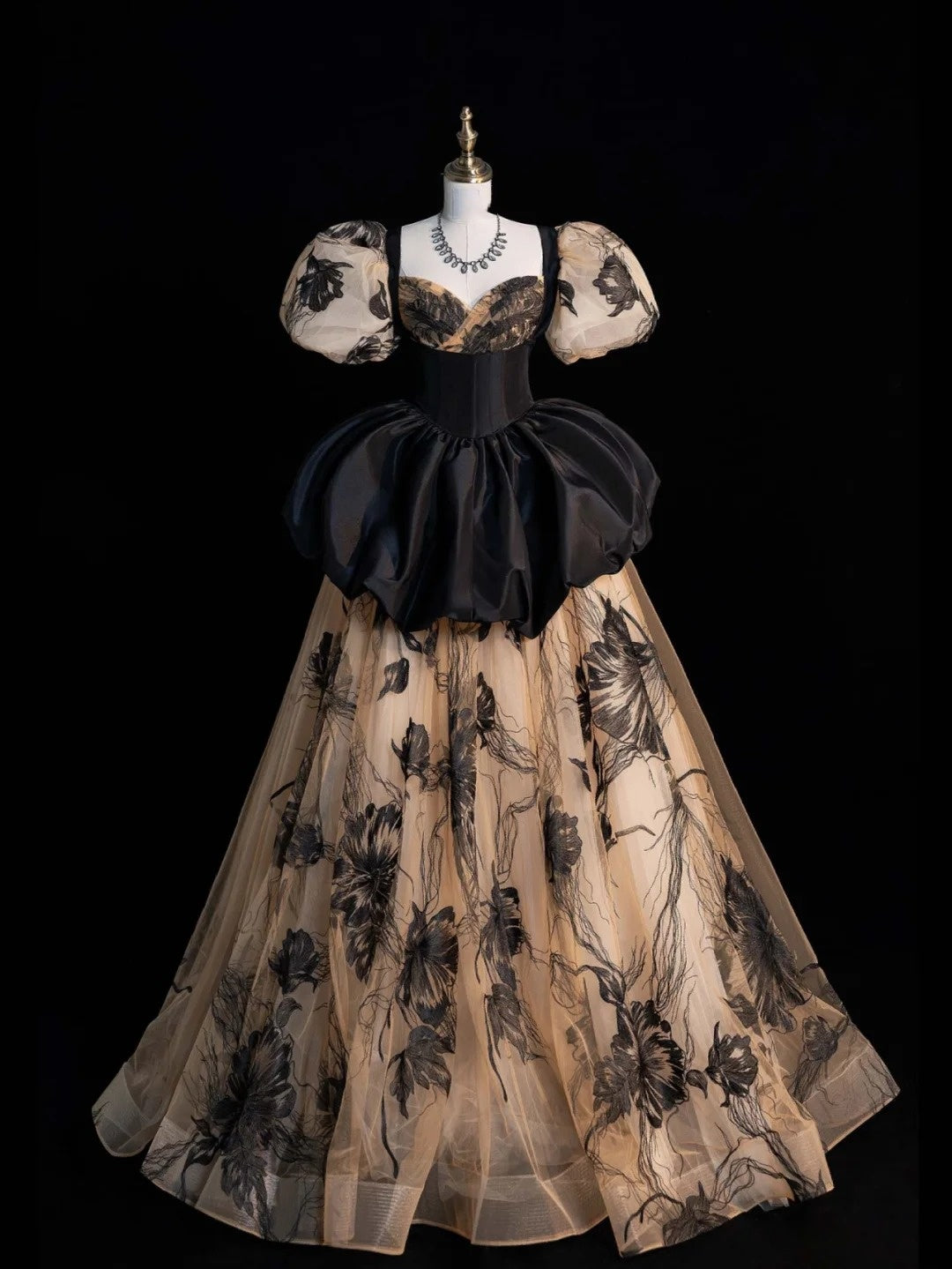 Elegantes, schwarzes, geblümtes Ballkleid mit herzförmigem Ausschnitt, kurzen Puffärmeln und langem Schnitt für Damen und Mädchen (Abendkleid N652)