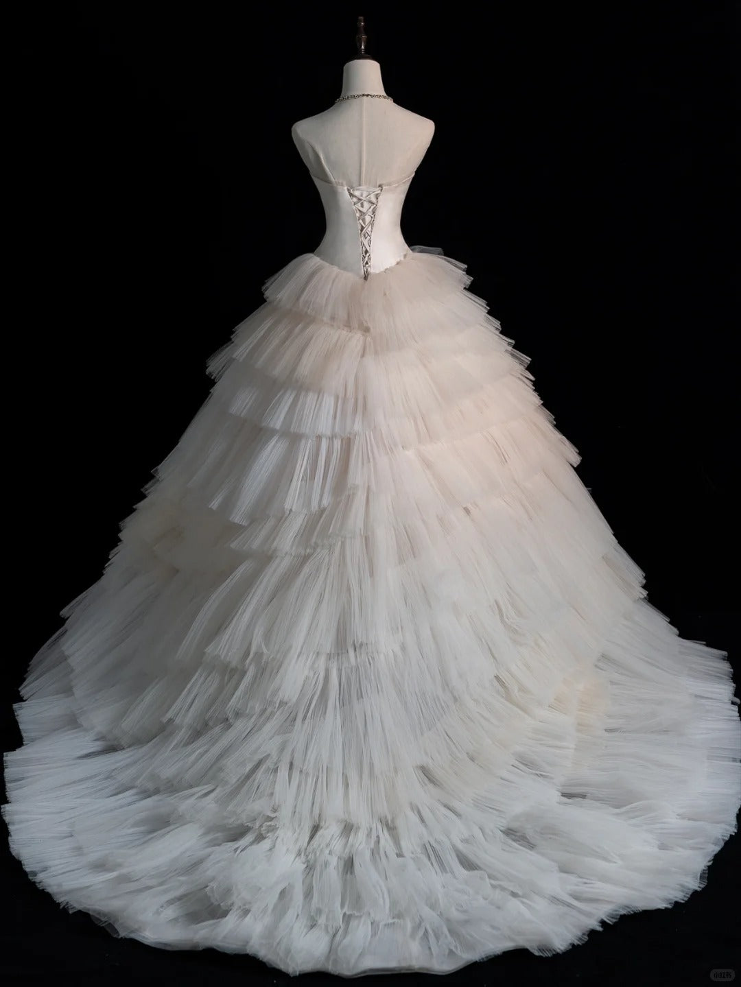 Modern Minimalist Ball Gown Strapless Sleeveless Tulle Brides Gown Bridal Dress Wedding Dresses Style RB6574