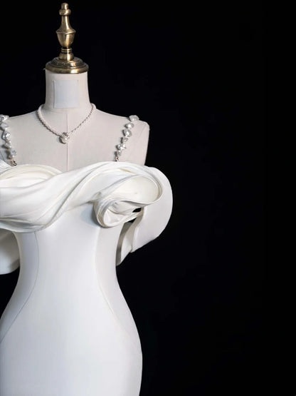 Robe de mariée sirène modeste en satin blanc, décolleté en cœur, bretelles et manches longues, style féerique, idéale pour un mariage d'automne (N514)