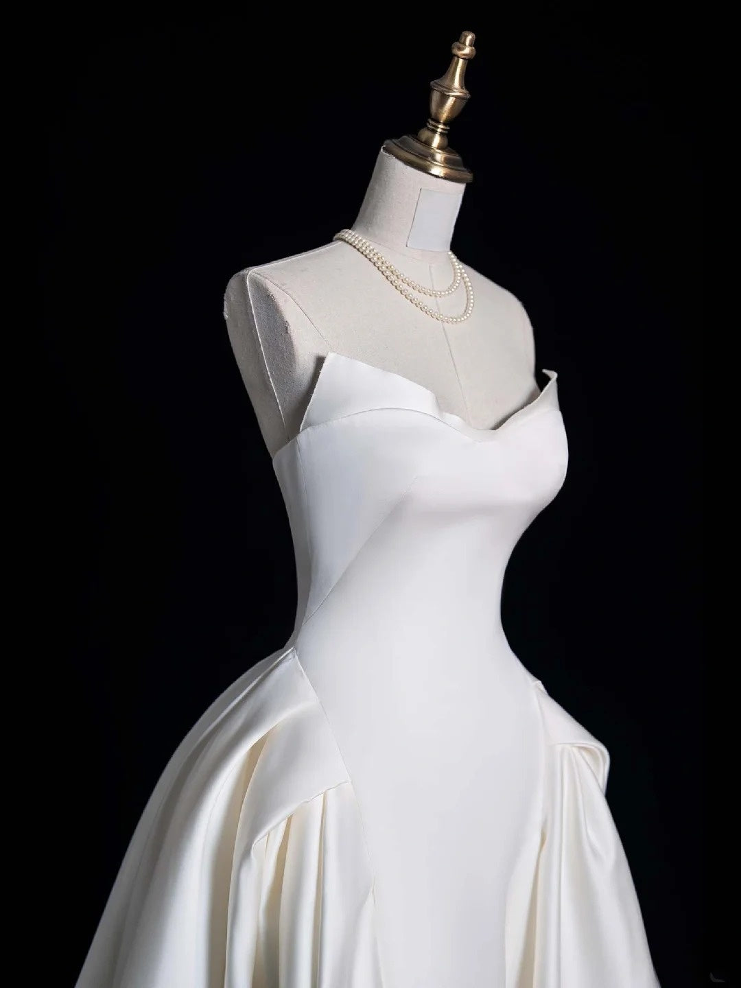 Elegantes, plissiertes Ballkleid aus weißem Satin mit Herzausschnitt – ein langes, märchenhaftes Brautkleid für den Herbst (N690)