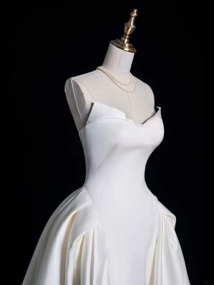 Elegantes, plissiertes Ballkleid aus weißem Satin mit Herzausschnitt – ein langes, märchenhaftes Brautkleid für den Herbst (N690)