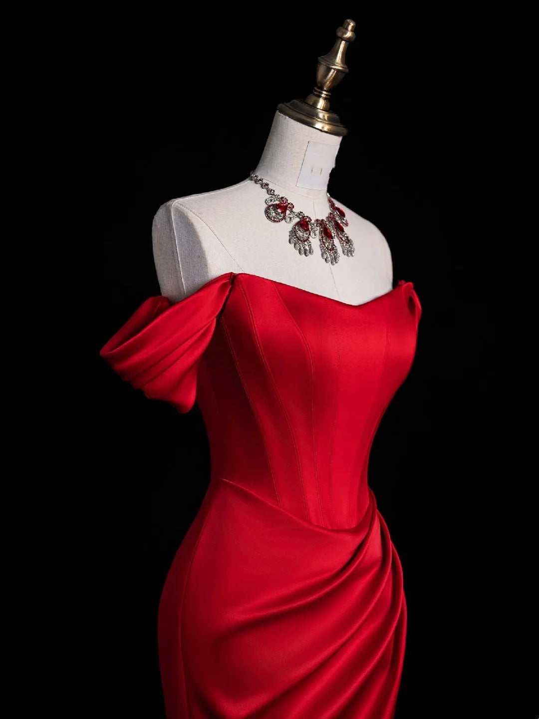 Robe de bal de fin d'année chic en satin rouge, fourreau, épaules dénudées et fente, N1271
