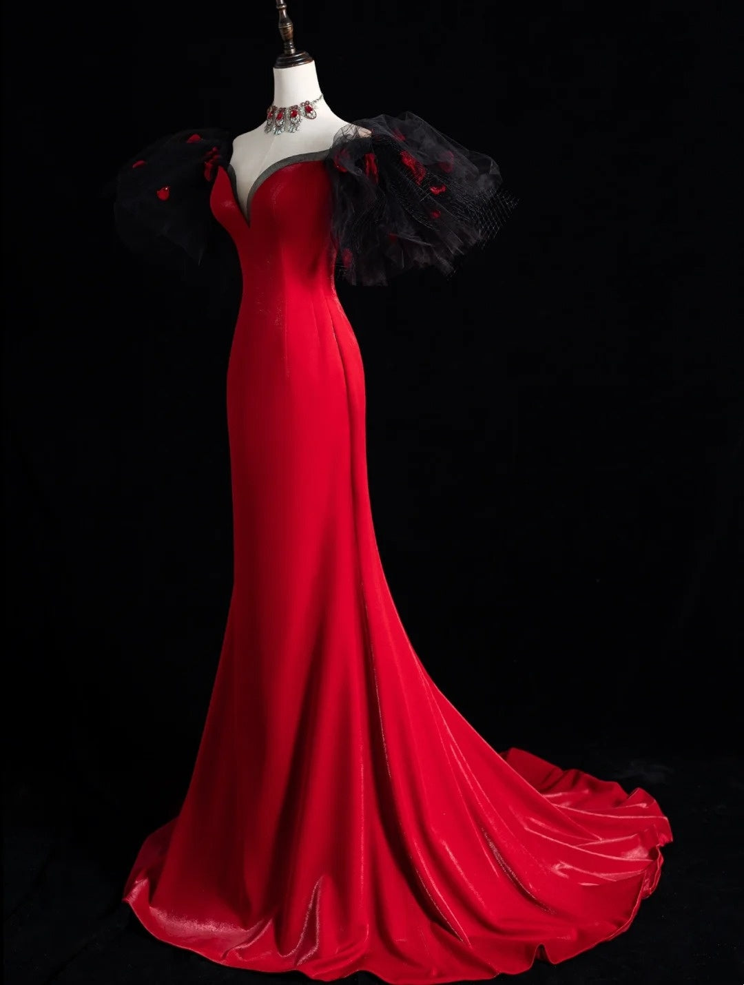 Elegantes, schulterfreies, rotes Satinkleid mit Ärmeln in Meerjungfrauen-Länge – Inspiration für lange Ballkleider N1217