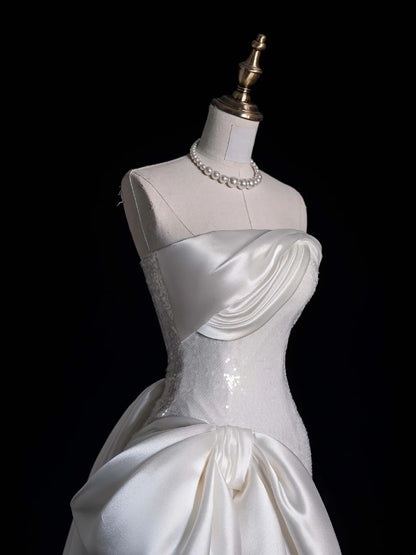 Robe de mariée fourreau élégante de princesse, sans bretelles, blanche à sequins avec traîne en satin, courte, style féerique, idéale pour un mariage d'été (N668)