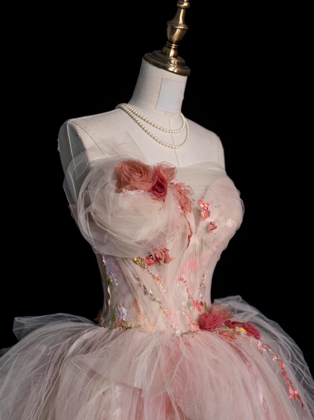 Elegantes, trägerloses Ballkleid aus rosa Tüll mit Blumenmuster – Inspiration für festliche Anlässe und Prinzessinnen-Abendkleider N756