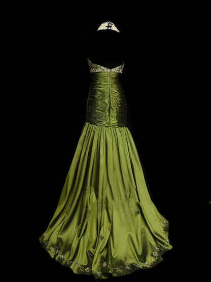 Robe de bal vintage sirène, décolleté cœur, en satin vert avec corsage orné de cristaux et de perles - Inspiration robe de soirée formelle N1825