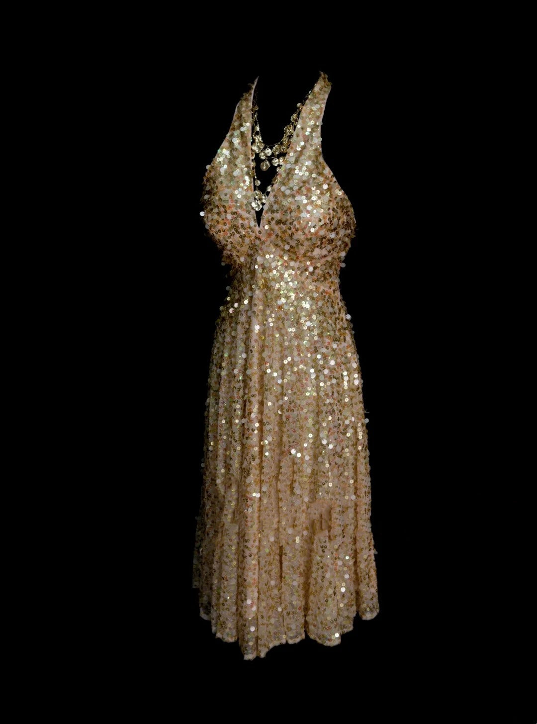 Robe courte trapèze dos nu à sequins dorés, inspiration années 2000, style années 2000, référence N1382