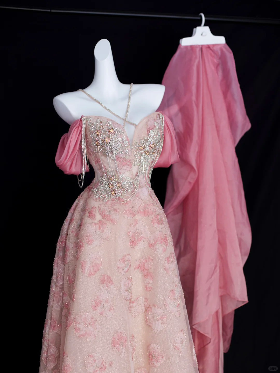 Robe de soirée longue trapèze rose à sequins et perles N2826