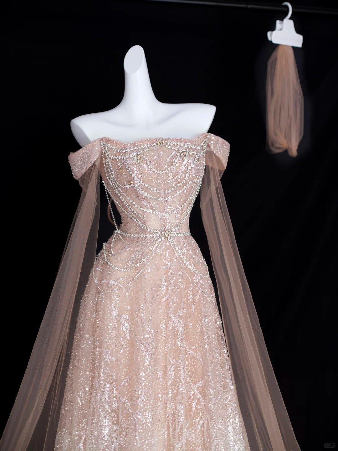 Élégante robe de soirée rose poudré coupe trapèze à épaules dénudées avec manches courtes et sequins pour anniversaire ou bal de promo N2828