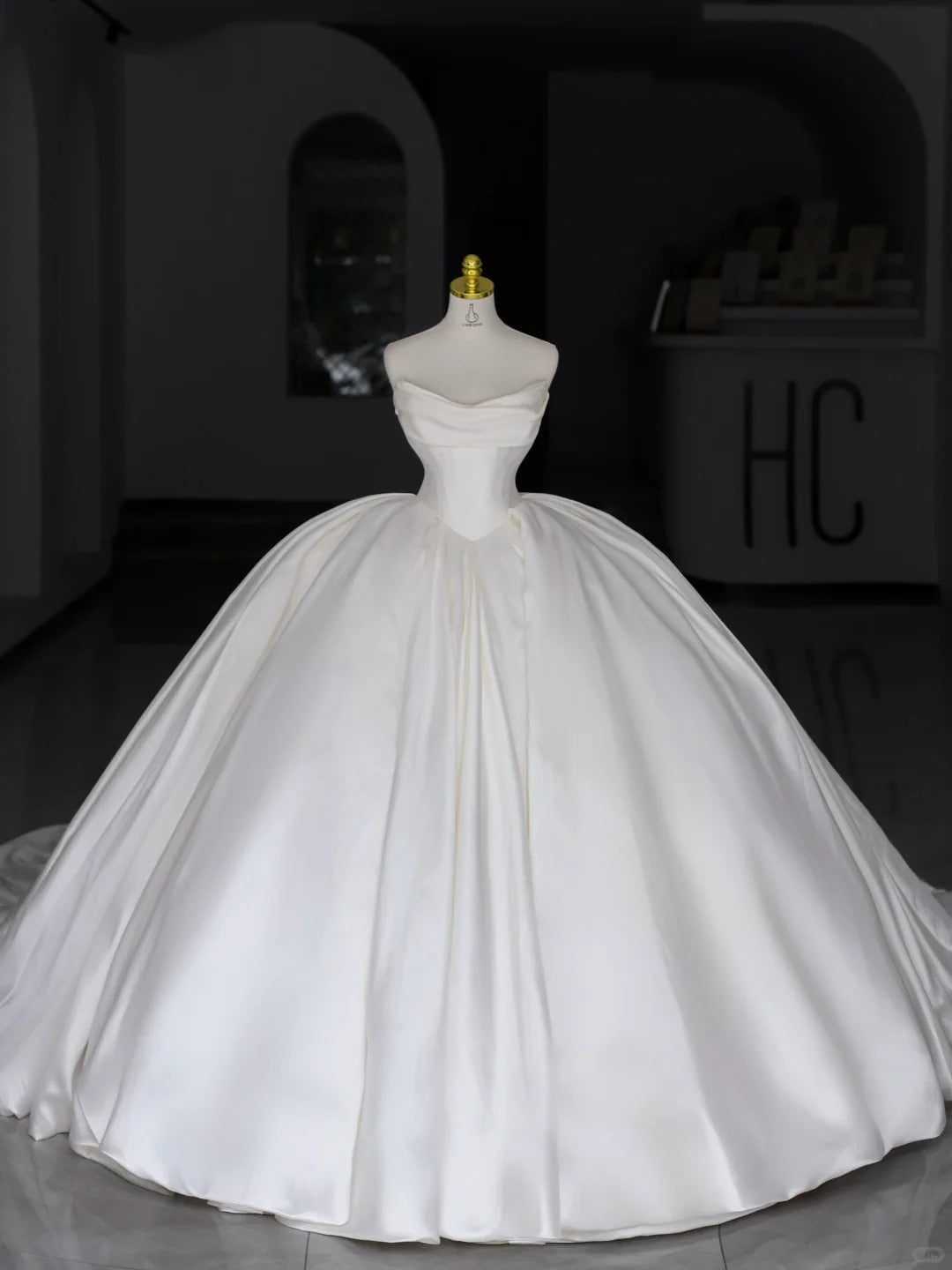 Robes de mariée chics Robe de bal bustier en satin blanc avec plis Robes de mariée longues N2988