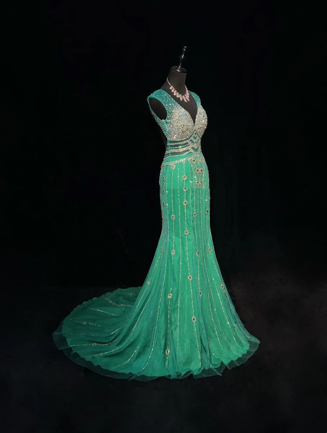 Glamouröse Ballkleider Meerjungfrau V-Ausschnitt Grüner Tüll Rückenausschnitt Mit Perlen Abendkleid N2872