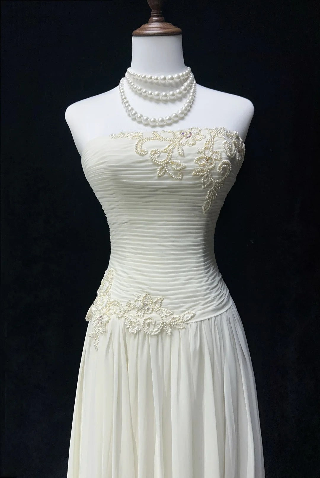 Robes de mariée intemporelles, coupe trapèze, bustier, en mousseline blanche avec longue traîne brodée N3013